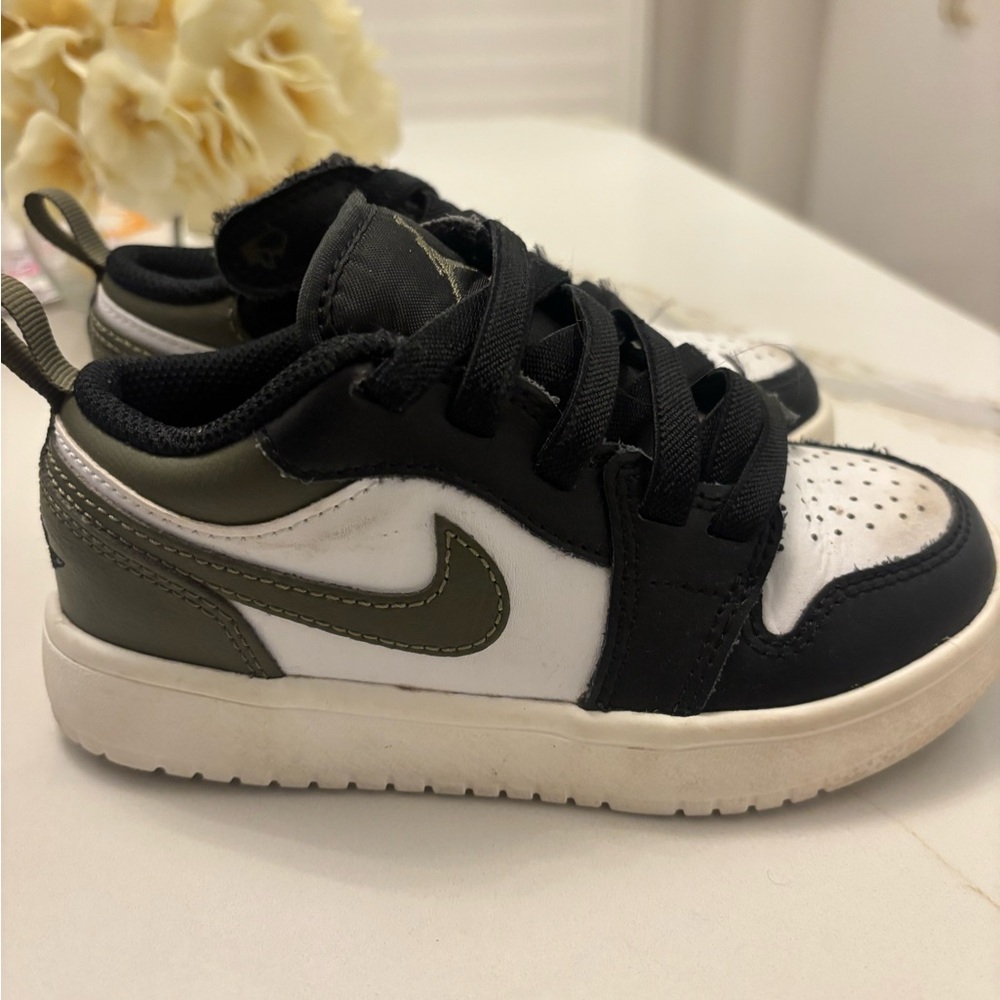 11C Nike Low Dunk Panda (w/ Olive Green)